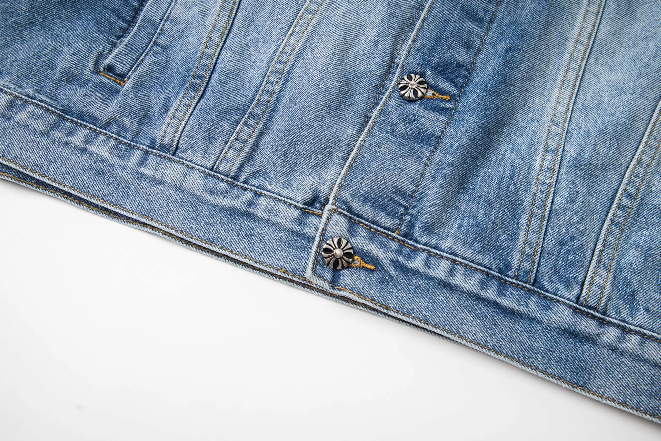 P320 ChromeHearts/Cro Hearts Cartoon Letter Chapter Cross Patchwork Leather Denim Jacket If you are obsessed with ChromeHearts, you can check it out. The same style for celebrities. Chrome Hearts is a very representative shirt jacket. The upper body of both men and women is really amazing, and it is the same style as Yu Shuxin and Angelababy! Recommended loose style for girls, super sweet! As soon as you go out, you will turn heads‼ ️This jacket really closes your eyes. Style number: 1857# (same style pants are available) Color: light blue Size: S M L XL